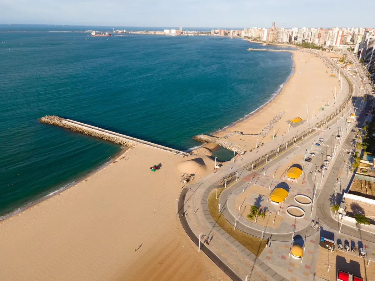 O que fazer na orla de Fortaleza? 2 Strip of sand on the edge of FortalezaStrip of sand on the edge of Fortaleza